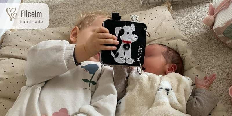 Hogyan-adjuk-at-a-csendeskonyvet (11) testvérek nézegetik a kontrasztos könyvet